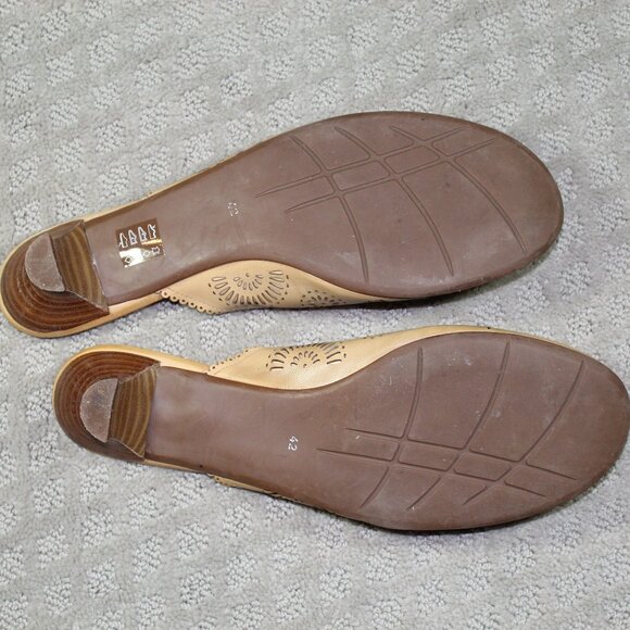 Prague Women Sz 11.5M Taupe Laser Cut Round Toe Mule 1" Kitten Heels - Picture 6 of 6